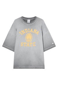 Graues, übergroßes T-Shirt mit gelbem "INDIANA STATE"-Text und Emblem, das auf der Vorderseite gedruckt ist, sowie einem kleinen Logo auf dem linken Ärmel.