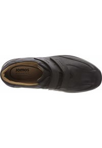 Chaussure en cuir noir avec deux sangles ajustables, un bout arrondi et une semelle intérieure rembourrée. Présente des détails de couture subtils et une texture lisse.