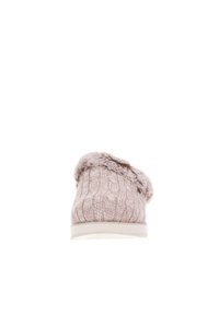 Zapatilla de punto rosa con un patrón de cable texturizado y un ribete de piel sintética. Presenta una suela plana y forma redondeada.