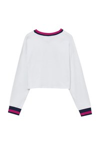 Top cropped bianco a maniche lunghe con scollo rotondo, caratterizzato da polsini a righe in contrasto rosa e blu navy. Texture liscia e vestibilità casual.