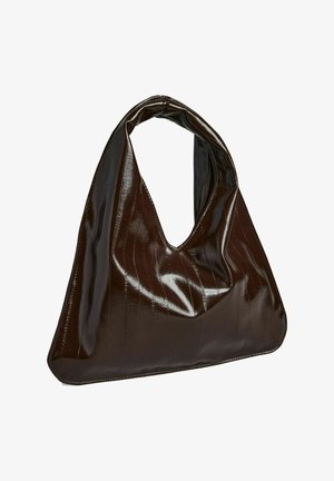 Sac à main triangulaire marron foncé brillant avec une large bandoulière, une texture douce et des détails de coutures verticales subtiles.