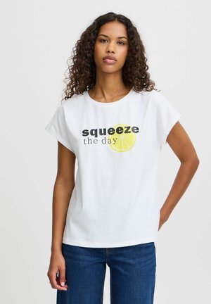 Valge lühikeste varrukatega T-särk, millel on "squeeze the day" tekst ja kollane laimi graafika. Valmistatud pehmest puuvillast. Üksikasjalik ja ümar kaelus.