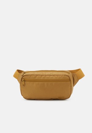 Borsa in vita color camel con due scomparti con cerniera e tracolla regolabile, esposta su uno sfondo bianco.
