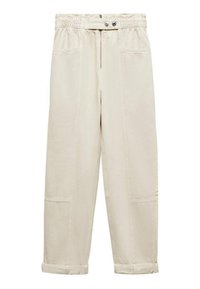 Pantaloni din bumbac bej, cu o croială relaxată, având un talie elastică, fermoar frontal și două buzunare laterale. Mansete răsucite la tiv.