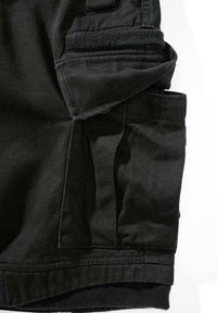 Juodi kargo šortai iš patvarios medžiagos, su priekinė kišene su Velcro užsegimu, matomomis siūlėmis ir sulankstyta rankove.