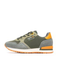 Zapatilla deportiva verde y gris con paneles de malla y ante, acentos naranjas, suela texturizada y cordones redondos. Diseñada para la comodidad y el soporte.