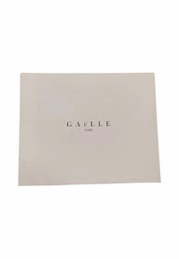 Copertina beige con una texture liscia; al centro, il testo nero recita "GAëLLE PARIS" in un font moderno. I bordi sono leggermente arrotondati.