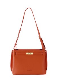 Orange läderhandväska med en strukturerad form, utrustad med ett guldfärgat lås, justerbar rem och präglad logotyp på framsidan.