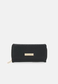 Portefeuille en simili cuir noir avec un motif reptile texturé, quincaillerie dorée et une plaque de logo rectangulaire. Fermeture à glissière à une extrémité.