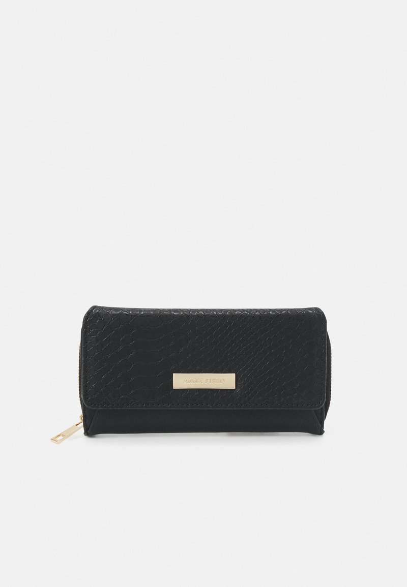Portefeuille en simili cuir noir avec un motif reptile texturé, quincaillerie dorée et une plaque de logo rectangulaire. Fermeture à glissière à une extrémité.