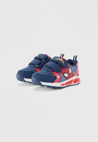 Adidași albaștri și roșii cu design Spider-Man, partea superioară din material textil, benzi velcro și talpă de cauciuc cu accente de pânză de păianjen.