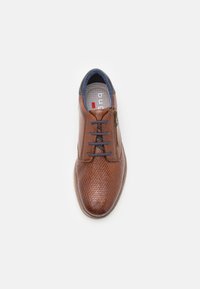Pantof brown din piele, cu un model texturat în formă de diamant și accente albastre contrastante. Dispune de șireturi și un fermoar pentru a ușura îmbrăcarea.