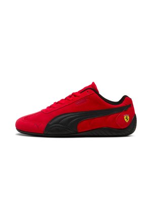Baskets rouges Puma avec détails noirs et logo Ferrari sur le talon, vues de profil sur fond blanc.
