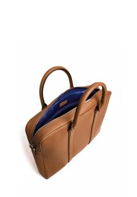 Bolso tote de cuero marrón con una superficie texturizada, dos asas superiores, un interior azul y cierre de cremallera, con un diseño exterior minimalista.