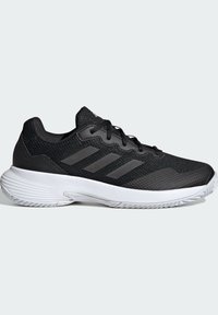 Scarpe da ginnastica nere con una tomaia in rete testurizzata, tre strisce grigie sui lati e una suola bianca in gomma con un motivo ondulato.