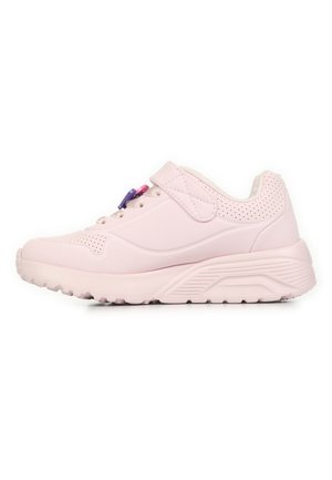 Lyserød atletiksneaker med tyk sål, velcrolukning, snørefront med lilla og pink låse og perforeret hælkrave for åndbarhed.