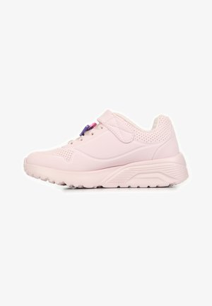 Baskets de sport rose clair avec semelle épaisse, bride Velcro, devant lacé avec attaches violettes et roses, et col de talon perforé pour la respirabilité.