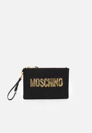 Czarna prostokątna kopertówka z złotym zamkiem błyskawicznym i paskiem na nadgarstek, z fakturowanym złotym napisem "MOSCHINO" na przodzie.