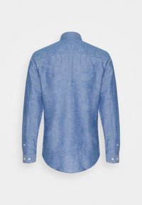 Chemise chambray bleu clair à manches longues vue de dos avec poignets boutonnés et col classique.