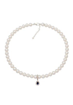 Halskæde med en række hvide perler, sølvlås og en dråbeformet blå ædelstensvedhæng omgivet af små klare sten.