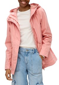 Vaaleanpunainen kevyt takki, jossa hupullinen, vetoketjulla edestä, säädettävällä nauhavyötäröllä ja sivutaskuilla; yllään valkoinen ribbineulospaita ja siniset farkut.