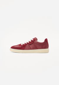 Røde skinn og semsket sneakers med hvit snøring, beige gummisåle, kantete design og kontrasterende teksturer på overdelen.