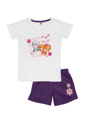T-shirt bianco a maniche corte con una grafica "PLAY" e due cani cartoon. Pantaloni corti viola con dettagli floreali rosa sui lati. Materiale in cotone morbido.
