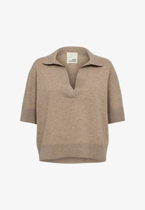 Īsām piedurkņu brūns adīts džemperis ar platu V-veida kakla izgriezumu un nedaudz īsāku apakšmalu. Iezīmējas ar mīkstu, gludu struktūru un ribotām apmalēm.