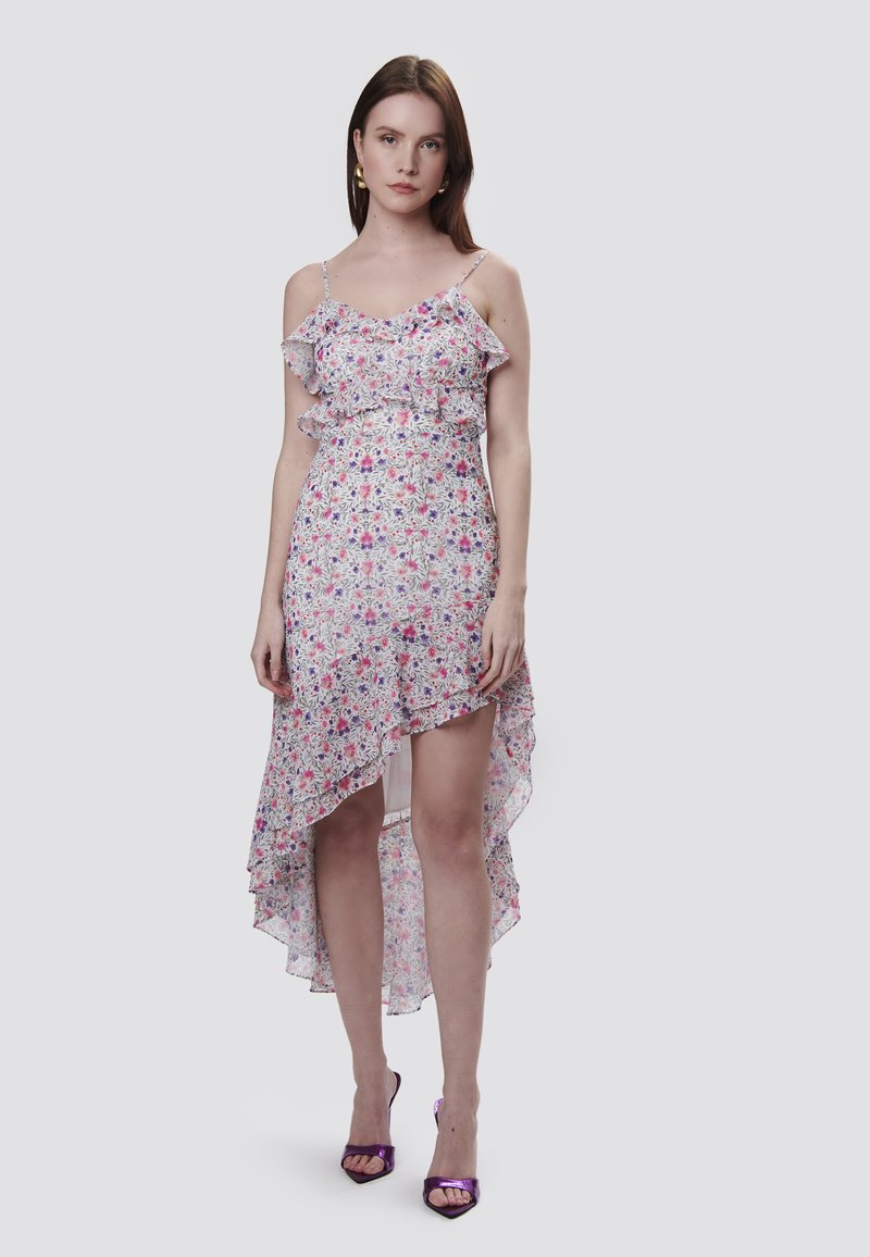 Vestido con estampado floral, con tirantes con volantes, cintura entallada y dobladillo asimétrico, fabricado con una tela ligera en tonos de rosa y azul.