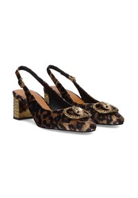 Zapatos slingback con estampado de leopardo y punta afilada, adornados con herrajes en tono dorado y un tacón bloque texturizado. Exterior de tela suave.