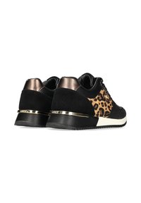 Czarne zamszowe sneakersy z panelem w lamparta, metalicznymi złotymi akcentami i texturedną podeszwą. Design ma niski profil.