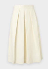 Κρεμ μίντι φούστα με πιέτες, ψηλόμεση, με φαρδιά σε σχήμα Α γραμμή και δομημένο ύφασμα, σε απλό φόντο.