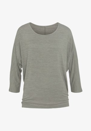 Hall hõbe, kerge, pika varrukaga topp, laeva kaelusega, vaba lõike ja kergelt kortsus tekstuuriga. Sellel on rulli mansetid ja lihtne disain.