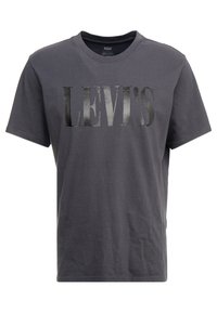 Czarnoszary t-shirt Levi's z krótkim rękawem, z dużym błyszczącym czarnym logo Levi's umieszczonym na środku przodu i okrągłym dekoltem.