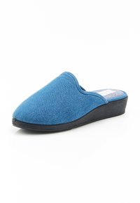 Zapato deslizante de tela azul con punta redondeada, suela de cuña baja y textura suave. El interior presenta un patrón de rayas en la plantilla.