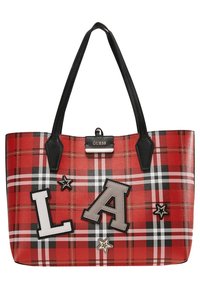 Sac cabas à carreaux rouges avec poignées noires, décoré de grandes lettres "L" et "A" ainsi que de patchs étoiles, avec une étiquette logo Guess.