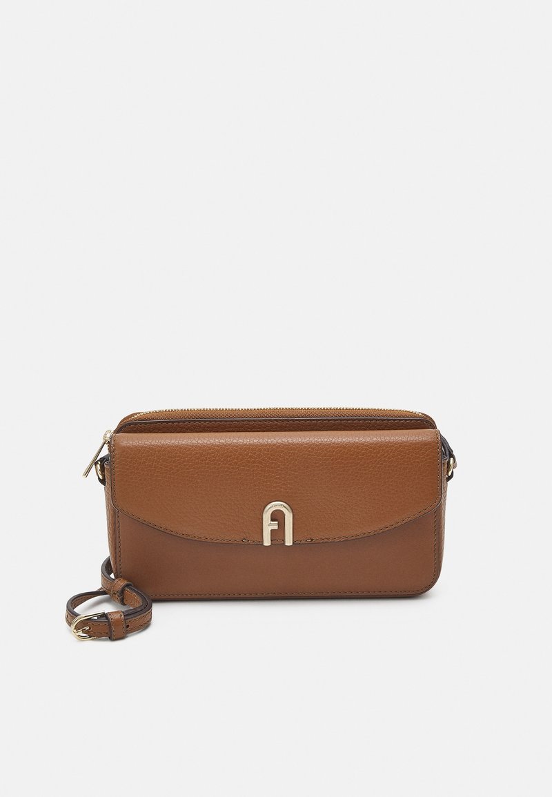 Borsa a mano in pelle marrone con finitura testurizzata, caratterizzata da un pattina curvata e un accento con logo in tono oro. Include una tracolla staccabile e una chiusura a zip.