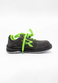 Scarpa di sicurezza nera e grigia con dettagli verdi e lacci, dotata di punta rinforzata, tomaia testurizzata e suola in gomma resistente.