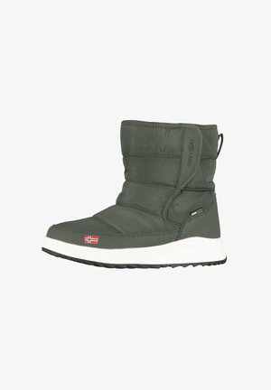 Groene geïsoleerde winterlaars met een gestikt ontwerp, witte rubberen zool, zijlogo en een vlagdetail aan de buitenkant. Zachte textuur en praktische vorm.