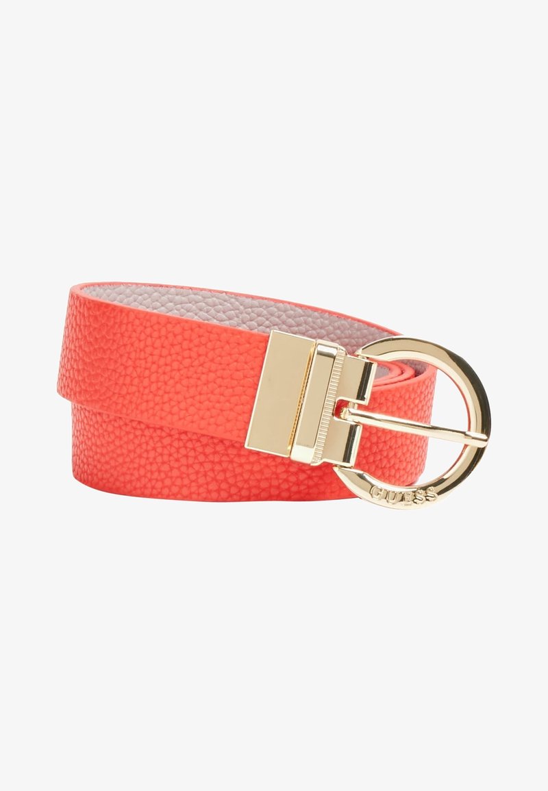 Ceinture en cuir rouge texturé avec une boucle ronde en métal doré gravée du nom de la marque Guess.