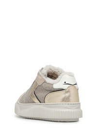 Sneaker mit einem strukturierten grauen Obermaterial und metallisch goldenen Akzenten, ausgestattet mit einer weißen Fersenpartie, Fleece-Futter und einer dicken weißen Sohle.