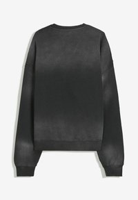 Zwarte lange mouwen crewneck sweatshirt met geribbelde manchetten en zoom, gezien vanaf de achterkant op een witte achtergrond.