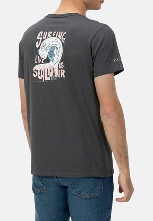 Camiseta de algodón gris con un gráfico en la parte posterior de un sello azul surfeando, con el texto colorido "Surfing Like Seal Lover" arriba. Corte clásico.
