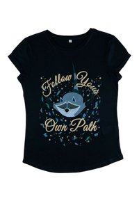 Sort bomulds T-shirt med en grafik af en vaskebjørn og teksten "Følg din egen vej" i guld og teal, med konfetti-lignende detaljer.