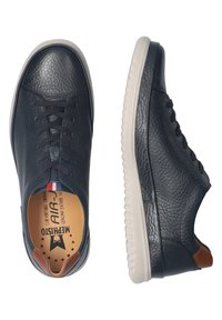 Sneakers in pelle blu navy con superficie testurizzata, design con lacci e sottili accenti marroni. Suola in gomma bianca. L'interno presenta il logo del marchio.