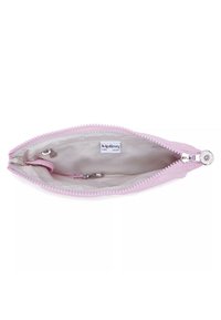 Pequeño estuche con cremallera de color rosa claro, abierto para mostrar un interior de color beige claro con un clip de llavero de metal y etiqueta de la marca Kipling en su interior.