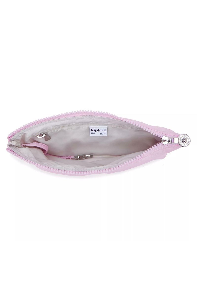 Petite trousse zippée rose clair ouverte pour montrer un intérieur beige clair avec un clip pour porte-clés en métal et une étiquette de marque Kipling à l'intérieur.