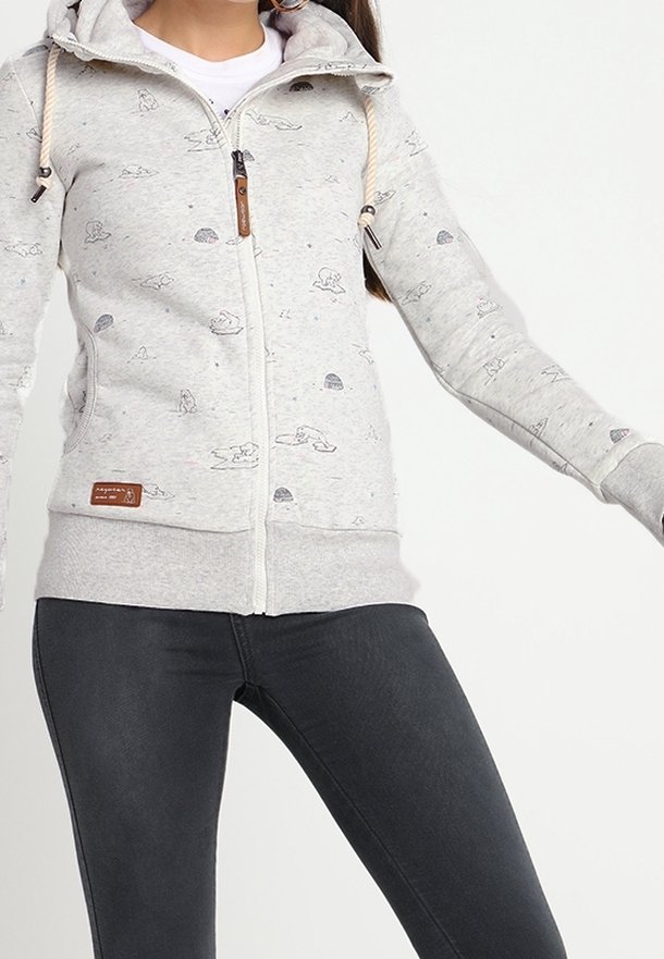 Harmaa vetskarilla varustettu huppari, jossa on kevyt tekstuuri ja pieni eläinkuvio. Hupparissa on naru, ja vetoketjun lähellä on ruskea nahkakoriste.