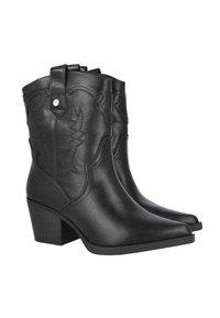 Botas de vaquero de cuero negro con puntas afiladas, tacón cuadrado y costuras decorativas en un patrón occidental en el eje.