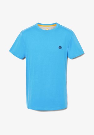 Niebieska koszulka z krótkim rękawem i okrągłym dekoltem, z małym czarnym logo drzewa na lewej piersi oraz żółtym obszyciem wewnątrz kołnierza.